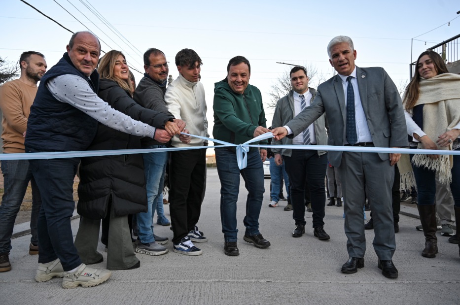El Gobernador acompañó al intendente de Juana Koslay en la inauguración de una obra