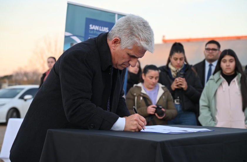 El gobernador firmó el decreto para iniciar la construcción de 12 viviendas más en Tilisarao