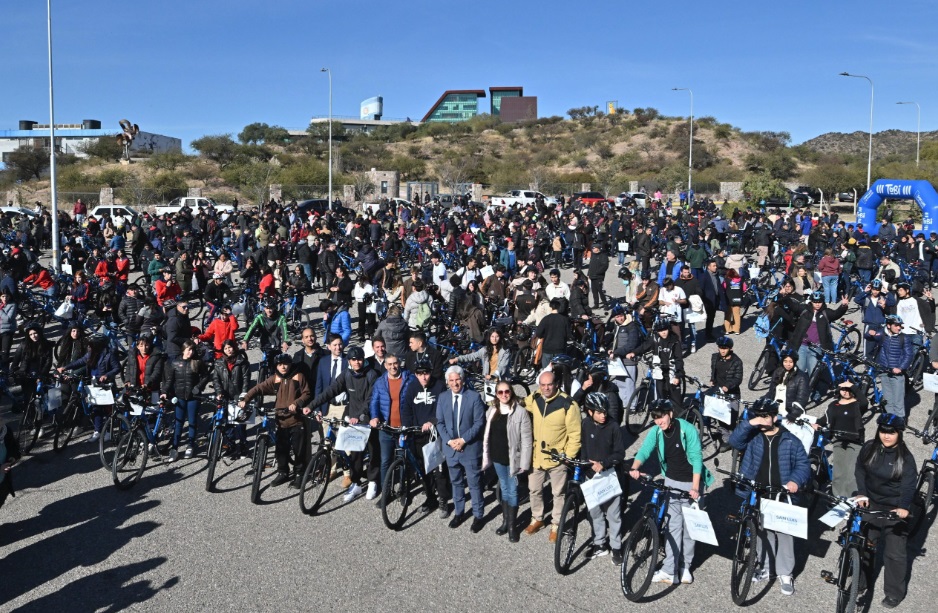 Multitudinaria entrega de bicicletas a estudiantes de 12 instituciones de la ciudad de San Luis