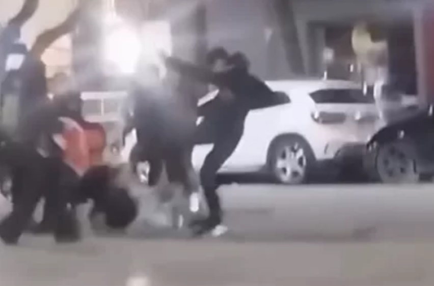 Violento enfrentamiento entre jóvenes en la plaza del Mercado de Villa Mercedes