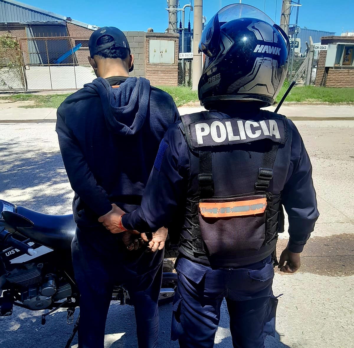 Detuvieron a un joven con herramientas y piezas metálicas de procedencia dudosa en el Parque Industrial Norte