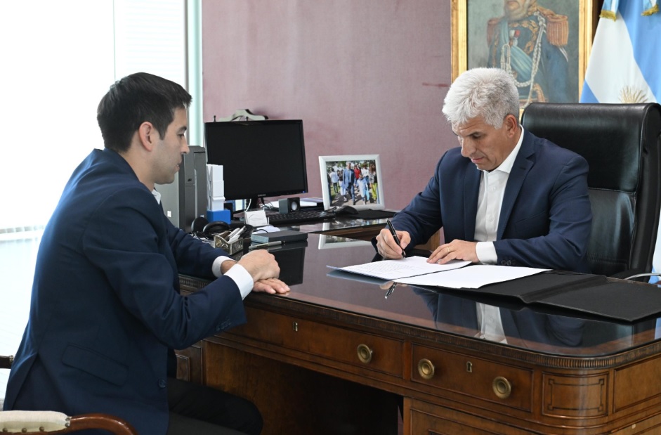 El Gobernador firmó el proyecto de ley que busca declarar el 2026 como el “Año de la Educación”