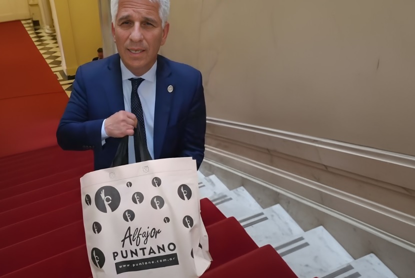 El Gobernador le obsequió a Milei productos elaborados por emprendedores sanluiseños