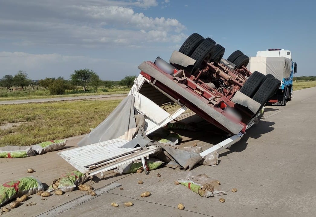 Villa Mercedes: un camión volcó su carga tras un accidente en la Autopista 55; no hubo personas heridas