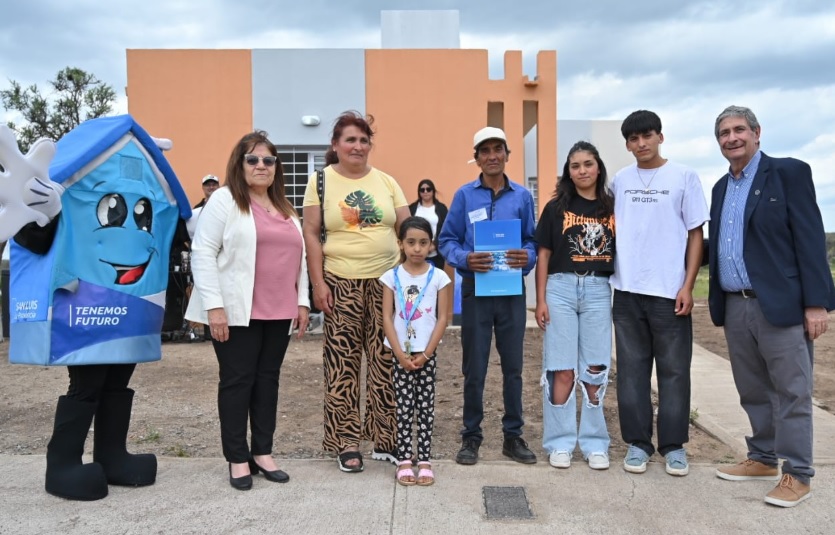Tres familias de Potrerillo abrieron por primera vez la puerta de sus hogares
