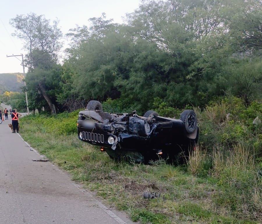 Dos personas resultaron heridas tras el vuelco de un vehículo en el camino que une Quines con El Zapallar; el conductor dio positivo en el alcotest