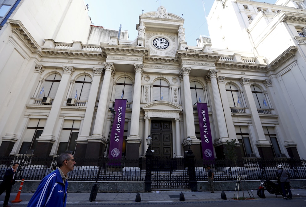 El Gobierno pagará hoy con reservas USD 1.000 millones de deuda con importadores